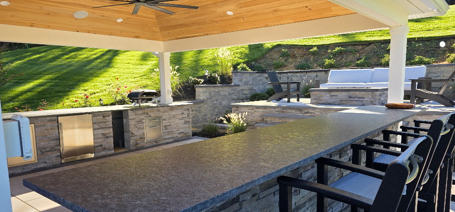 outdoor kitchen with pergola and MSI stacked stone coal canyon
